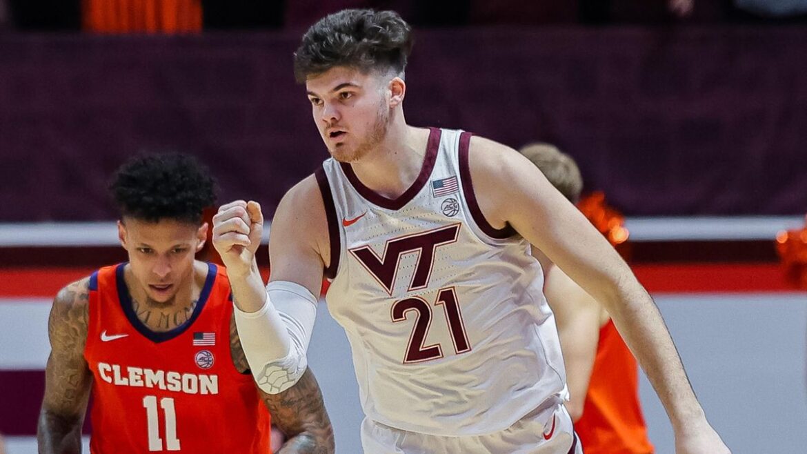 Grant Basile firma con la Bertram Tortona