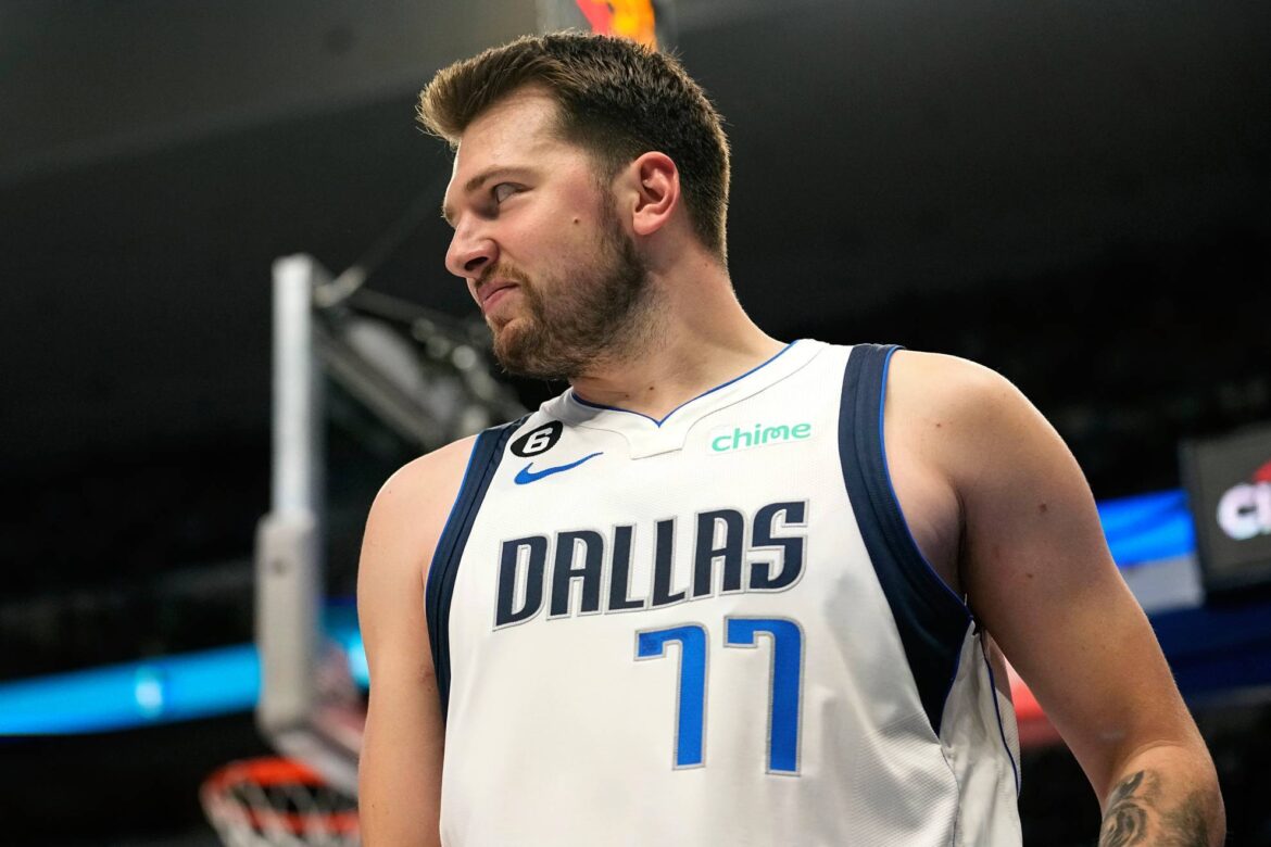 Luka Doncic in azione con la numero 77 dei Mavs