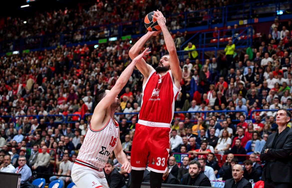 Mirotic al tiro in Olimpia Milano Olympiacos di Eurolega
