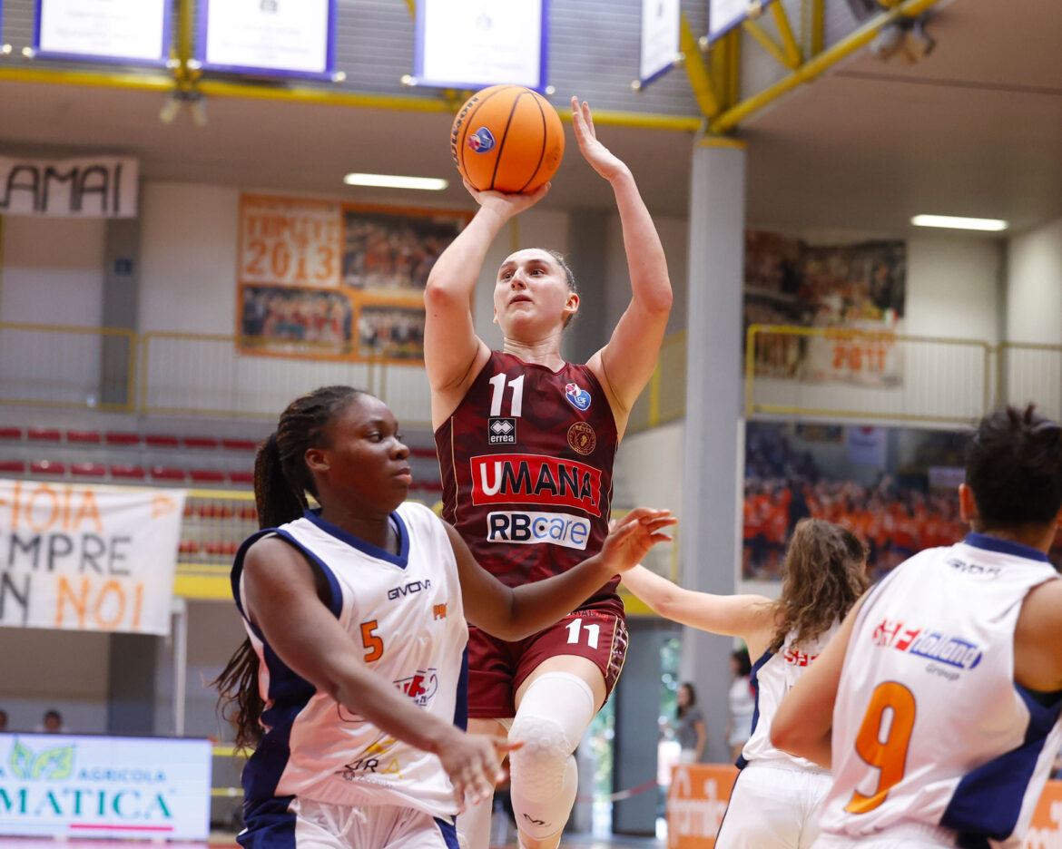 Reyer - Anna Makurat in azione contro Battipaglia