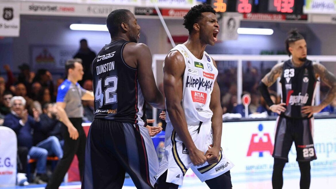 L'Happy Casa Brindisi batte la Virtus Bologna con super Bayehe