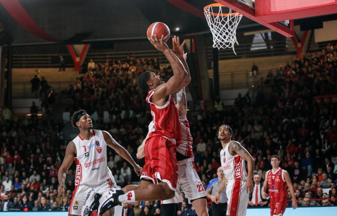 Kyle Hines al tiro in Openjobmetis Varese Olimpia Milano