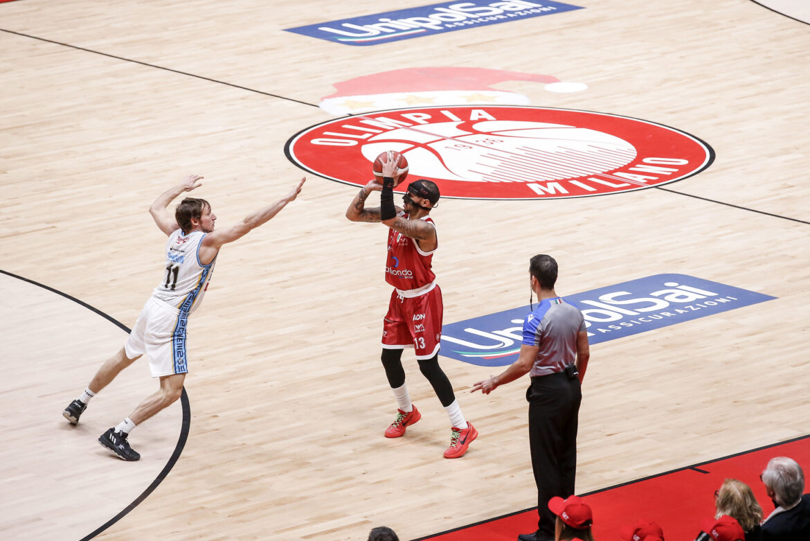 Shabazz Napier in azione con l'Olimpia Milano contro Cremona