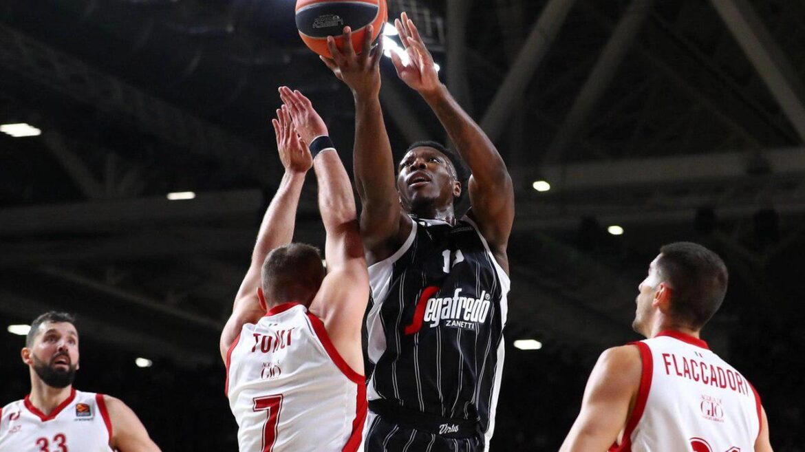 Virtus Bologna Devontae Cacok. Fonte immagine: Quotidiano Sportivo