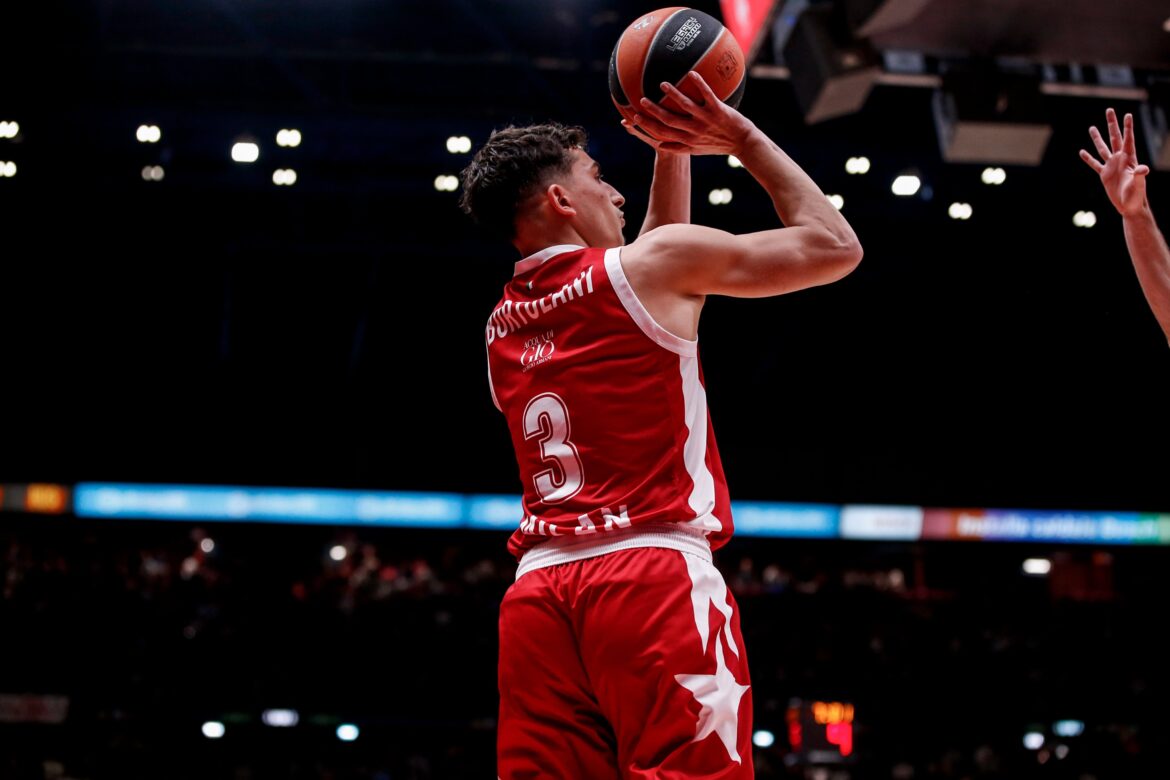 Giordano Bortolani al tiro con la maglia dell'Olimpia Milano