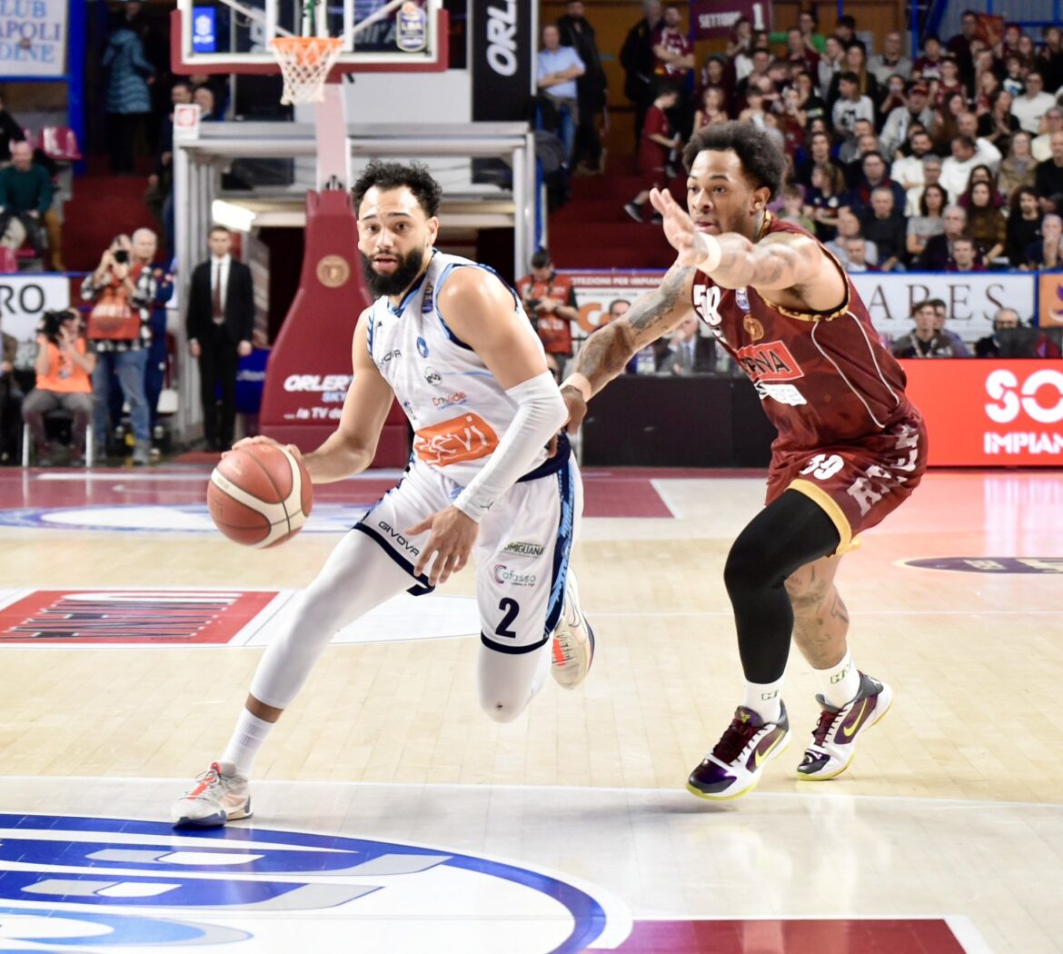 Tyler Ennis con 15 assist per la sua GeVi Napoli contro la Reyer Venezia