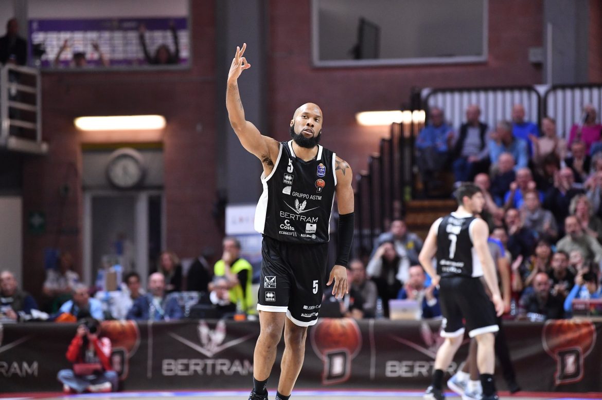 Chris Dowe esulta per una tripla Derthona Tortona