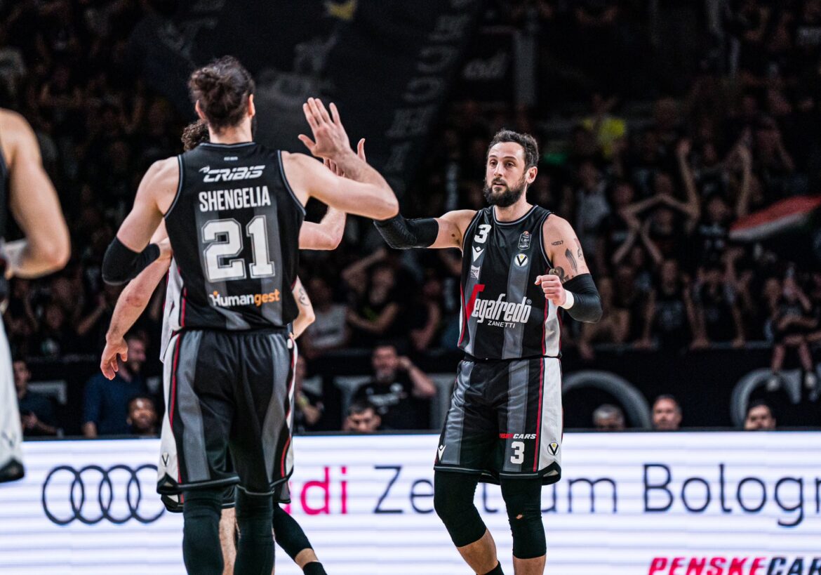 Belinelli e Shengelia esultano in Virtus Bologna Vanoli Cremona di LBA