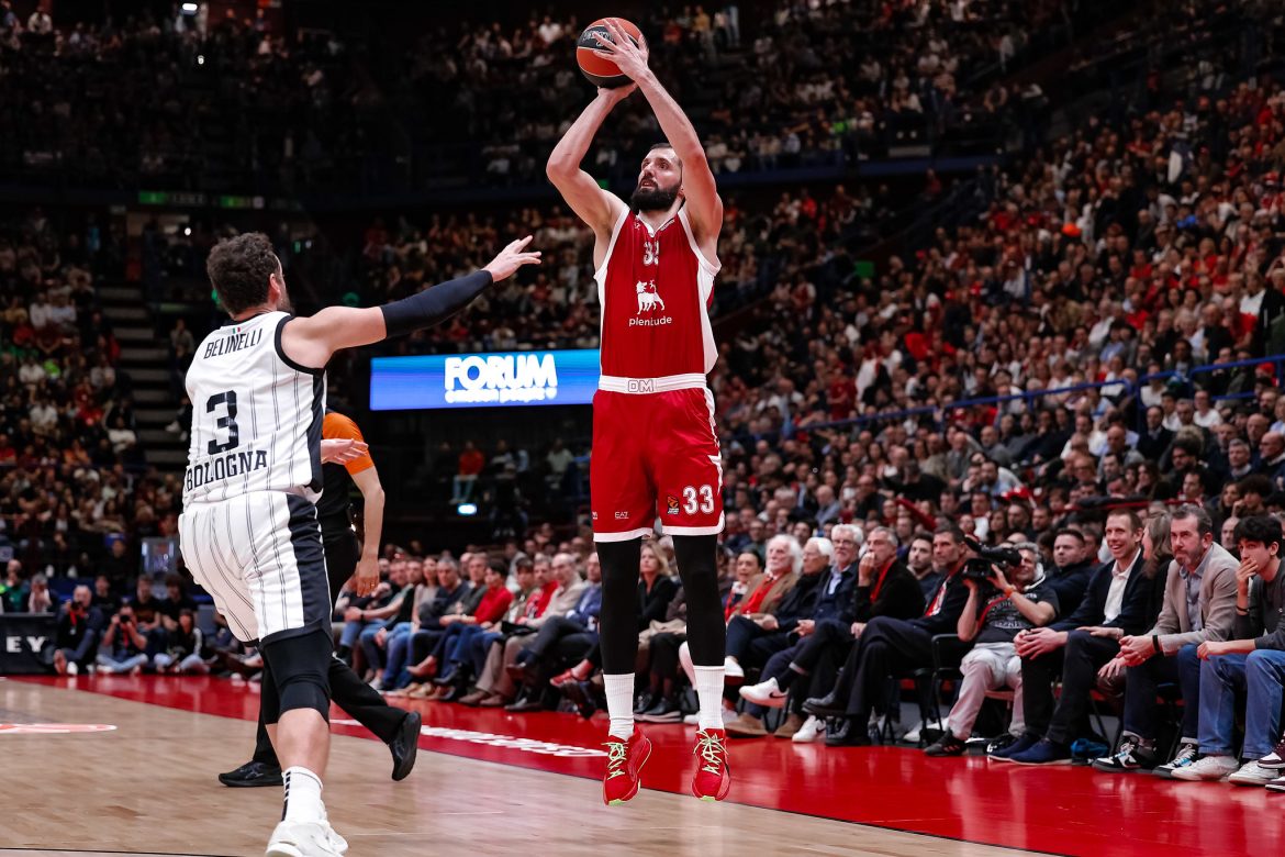 Nikola Mirotic al tiro in Olimpia Milano Virtus Bologna