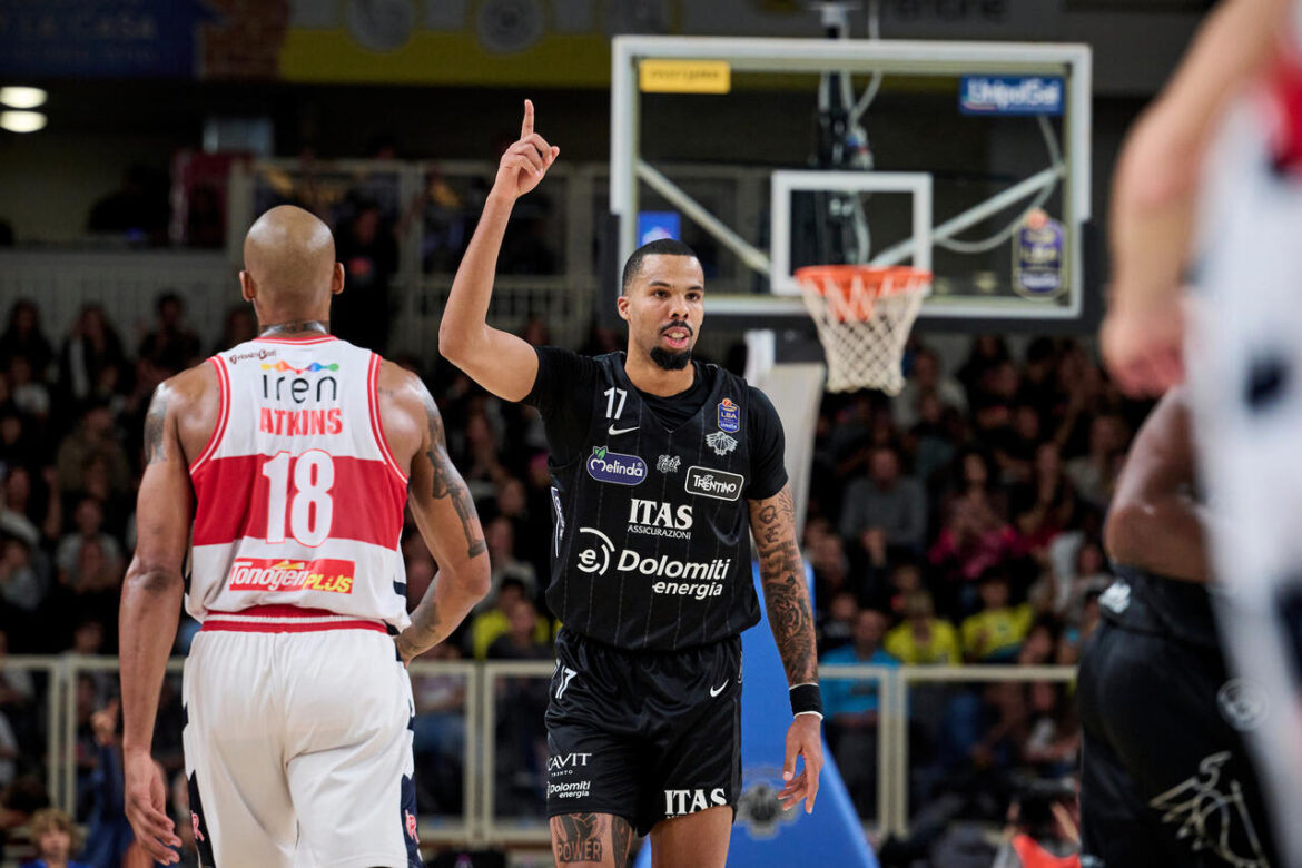 Mattia Udom firma con la Dinamo Sassari