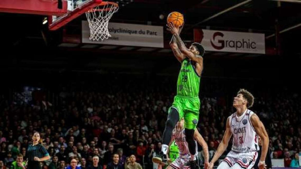 McKinnie in azione con la Dinamo Sassari