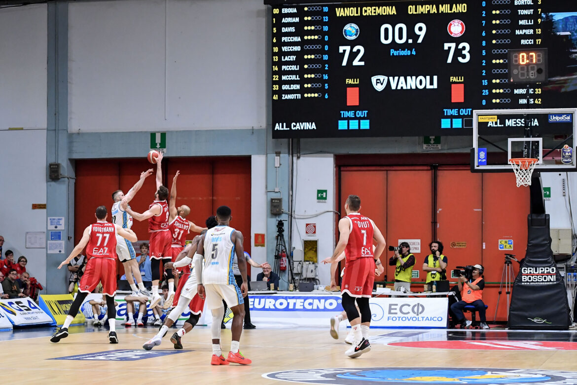 Nicolò Melli con tripla e stoppata per la vittoria della sua Olimpia Milano contro la Vanoli Cremona