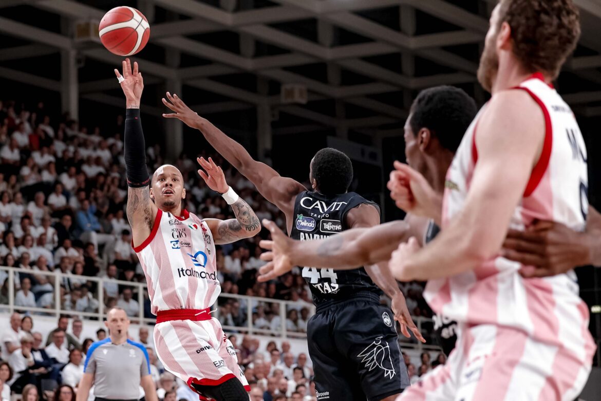 Shabazz Napier in azione in Gara 3 dei Playoffs LBA 2024 tra Trento ed Olimpia Milano.