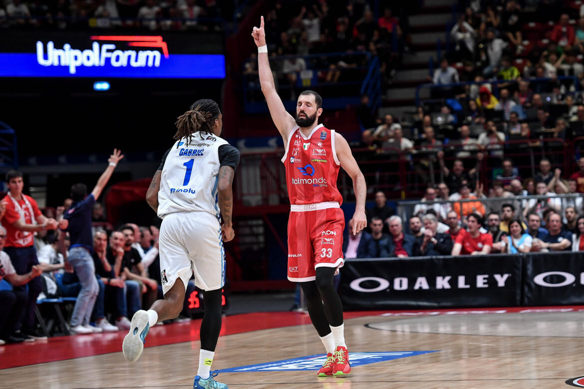 Mirotic esulta in gara 2 di Olimpia Milano Germani Brescia