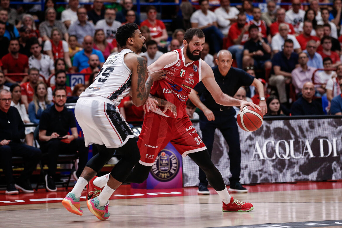 Nikola Mirotic in azione in Gara 4 contro la Virtus Bologna con la sua Olimpia Milano