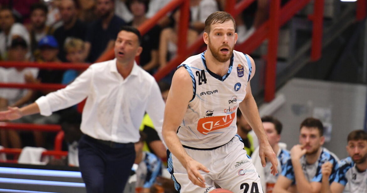 Sokolowski firma con la Dinamo Sassari