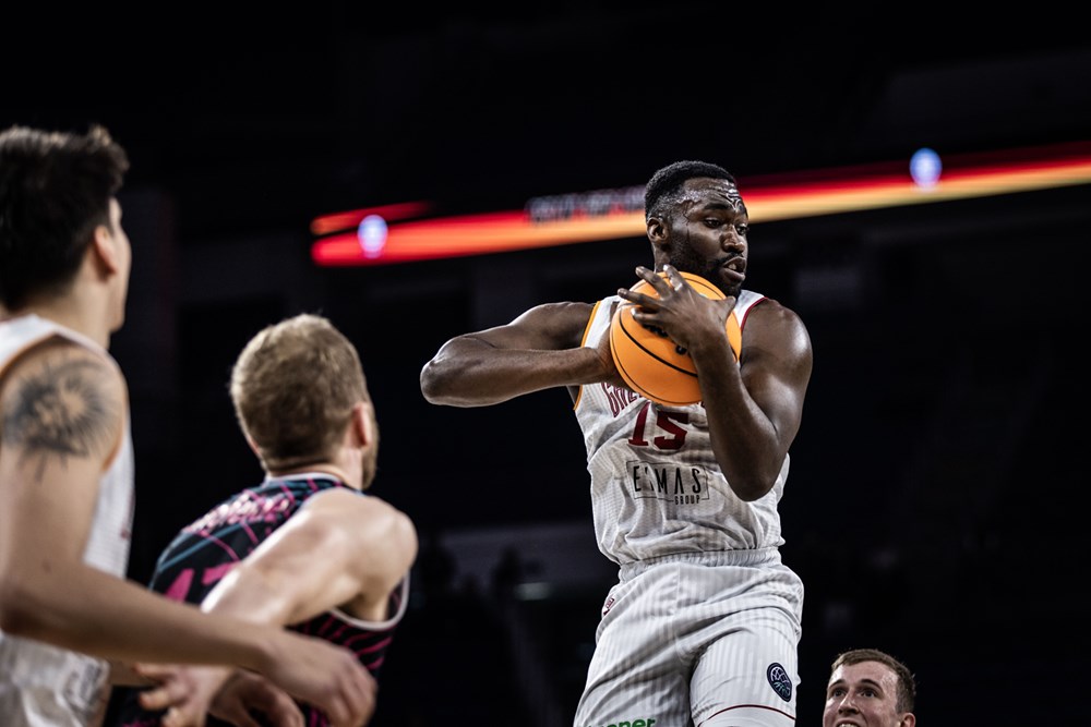 Akwasi Yeboah firma con Trapani Shark