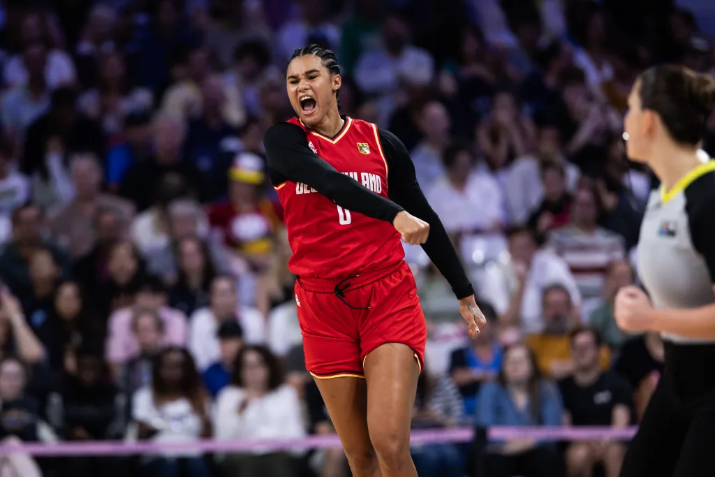 Satou Sabally esulta con la maglia della Germania alle Olimpiadi di basket femminile