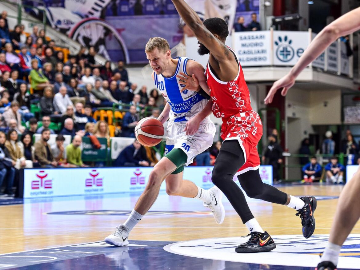 La Dinamo Sassari ritorna al successo, battuta l'Estra Pistoia