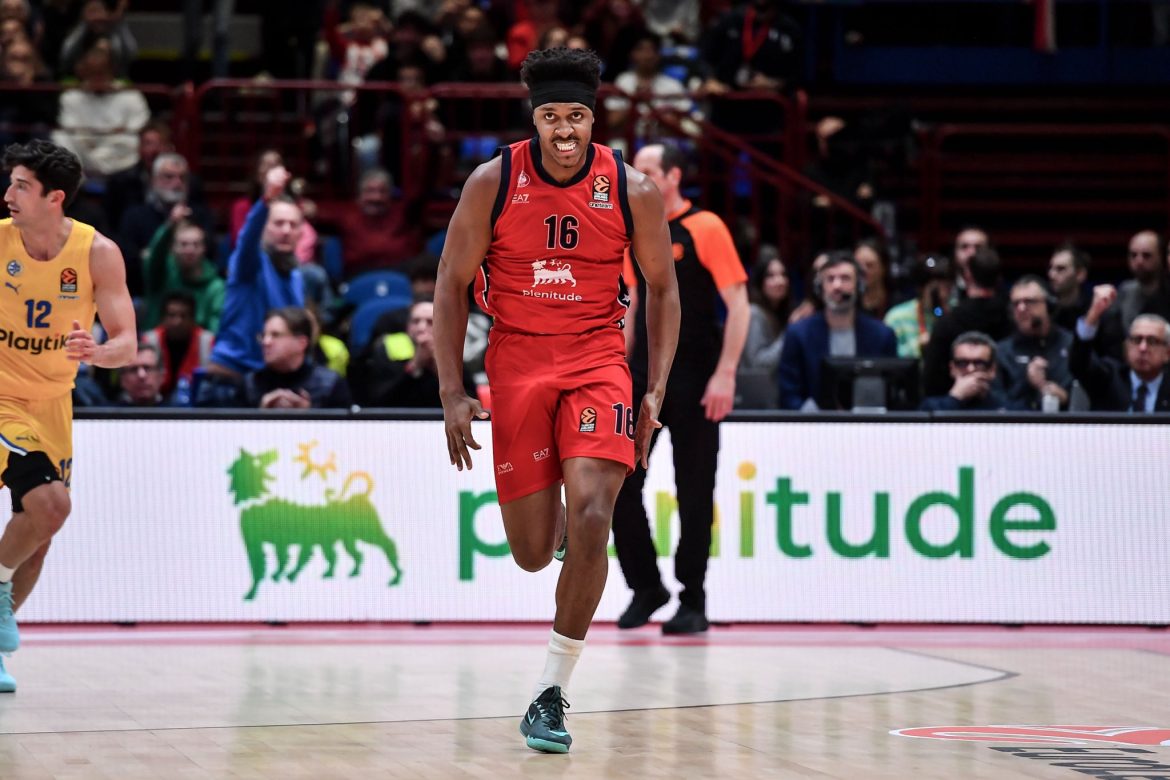 Zach LeDay esulta in Olimpia Milano Maccabi Tel Aviv