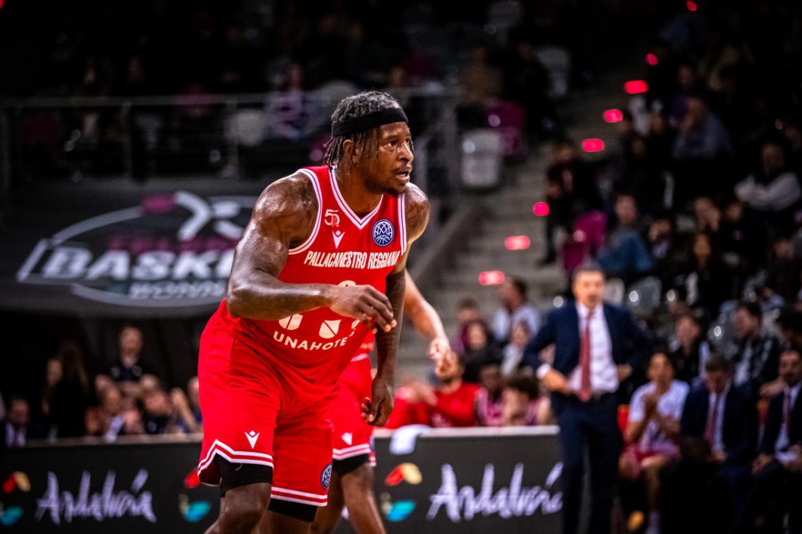 Bonn cade nel finale in gara 1 contro Reggio Emilia