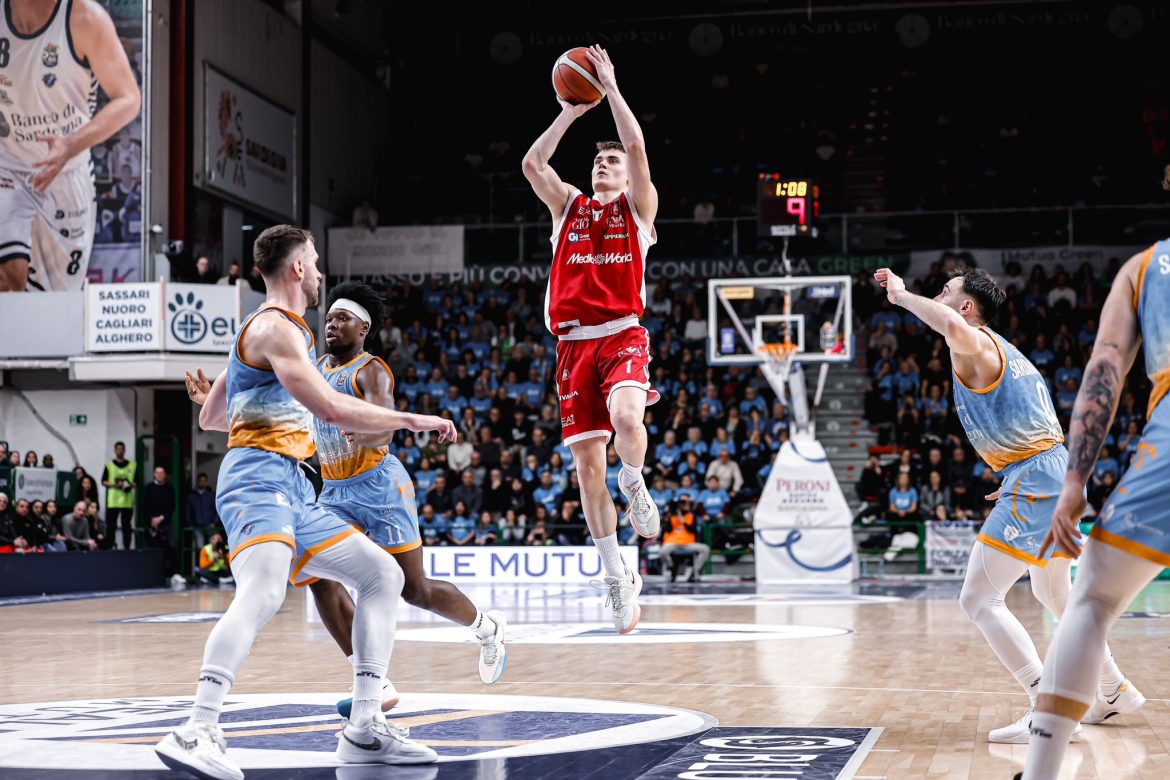 Dimitrijevic al tiro in Dinamo Sassari Olimpia Milano