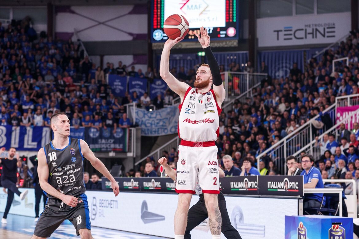 Nico Mannion al tiro in Germani Brescia-Olimpia Milano