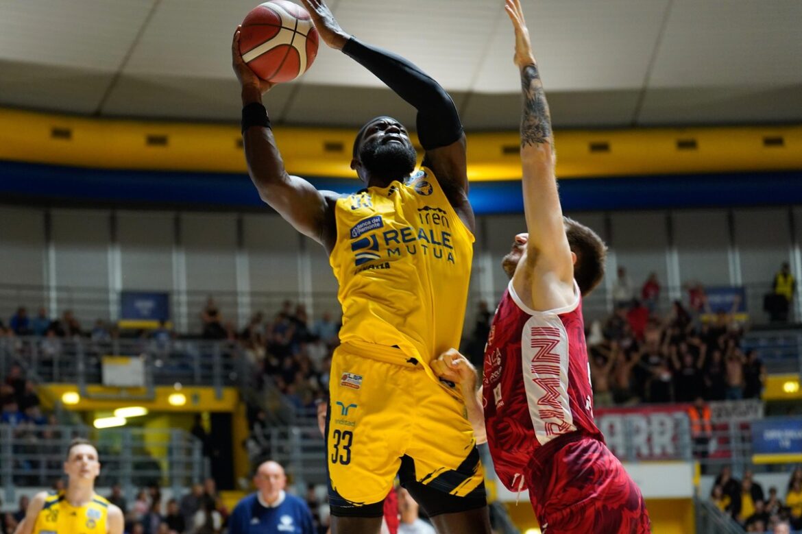 Pallcanestro Cantù ingaggia il lungo Ife Ajayi