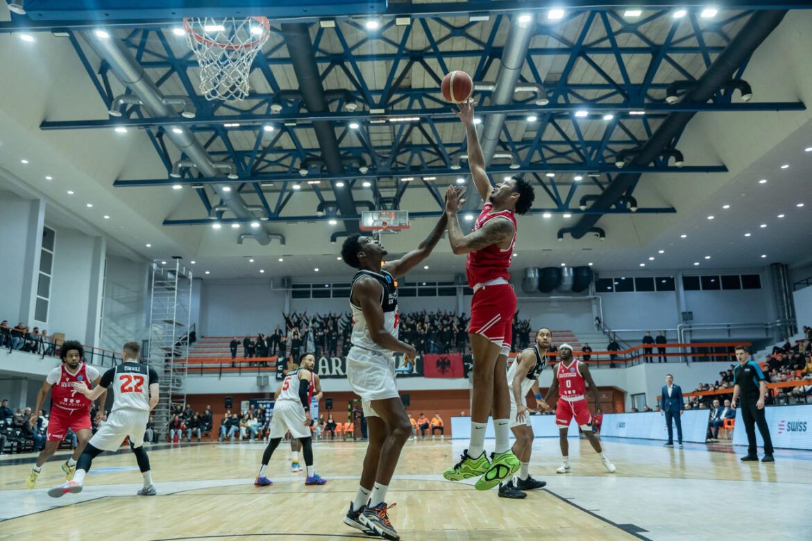 Il Bashkimi supera nel finale Reggio Emilia