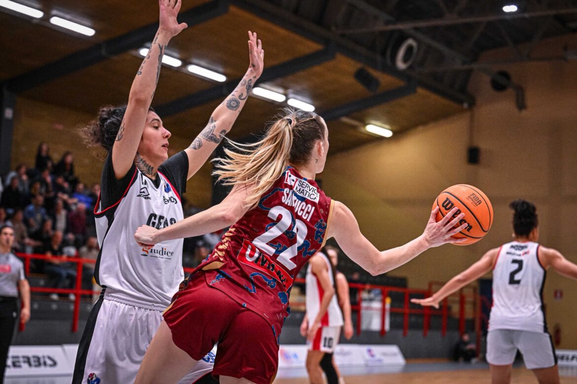 La Reyer guidata da Holmes e Santucci espugna la casa del GEAS nel finale