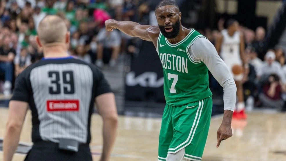 Celtics Spurs Brown espulso