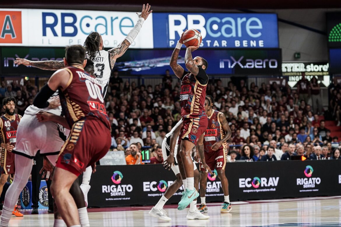 La Reyer Venezia batte la Virtus Bologna e conquista la finale scudetto